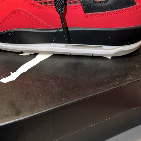 Air Jordan Retro 4 (Gradeschool) - Picture 5 of 9